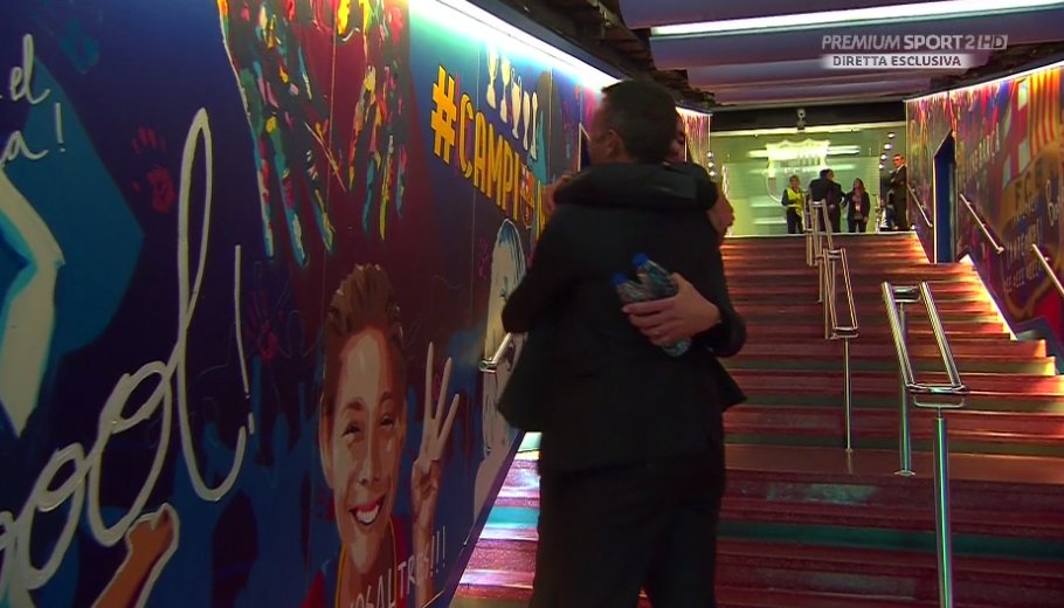 Guardiola e Luis Enrique si abbracciano nel tunnel prima dell&#39;inizio di Barcellona-Manchester City. SportMediaset